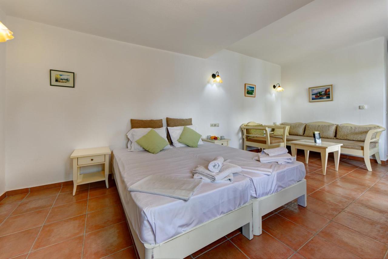 Mourtzanakis Residence - Traditional Eco Hotel In Akhládha Bagian luar foto