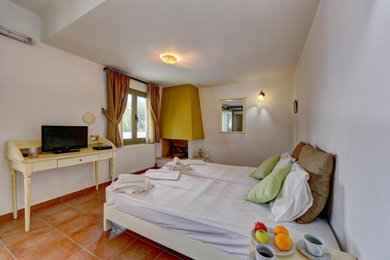 Mourtzanakis Residence - Traditional Eco Hotel In Akhládha Bagian luar foto